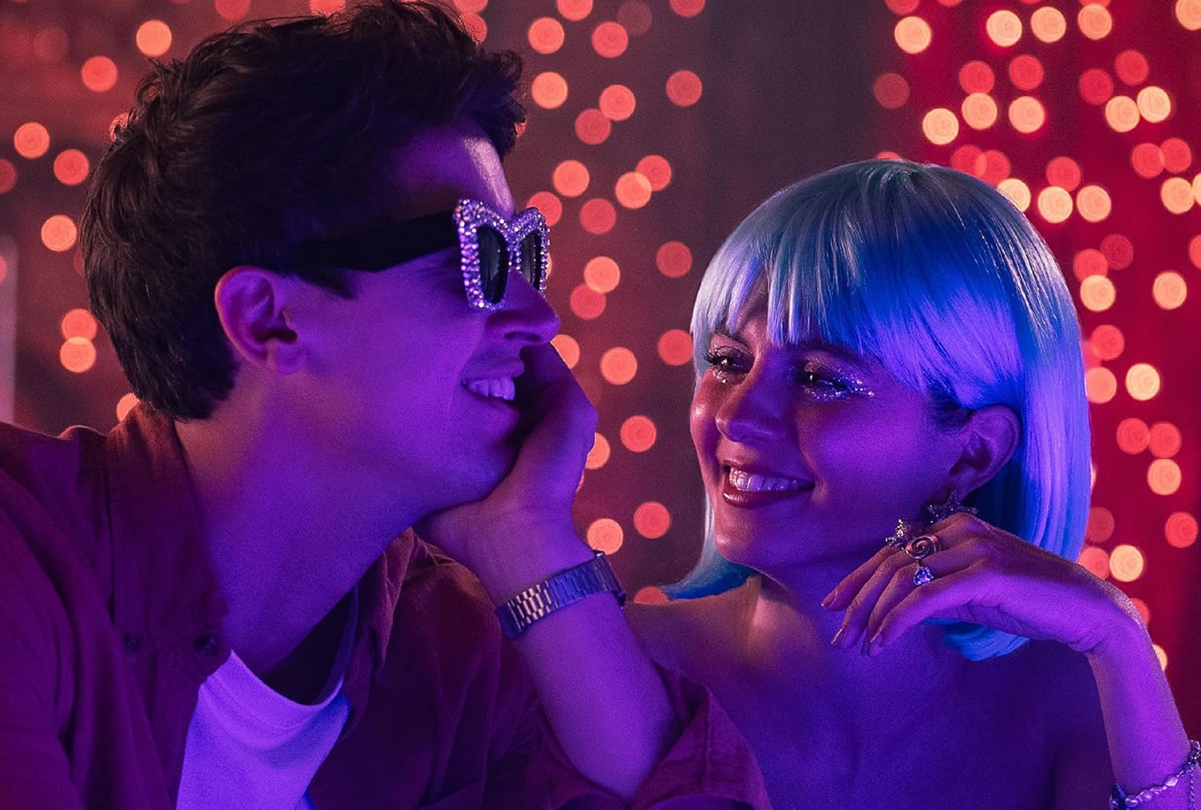 Alex Nilsen (Tom Blyth) y Poppy Wright (Emily Bader) tienen miedo de arriesgar su amistad por una relación que podría no funcionar en la comedia romántica "Gente que conocemos en vacaciones" (Foto: Netflix)