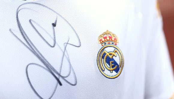 Esta fotografía muestra el autógrafo firmado por el delantero francés Kylian Mbappé sobre la camiseta del Real Madrid de un aficionado, en el marco de un entrenamiento de la selección francesa en Clairefontaine-en-Yvelines.  FRANCK FIFE / AFP