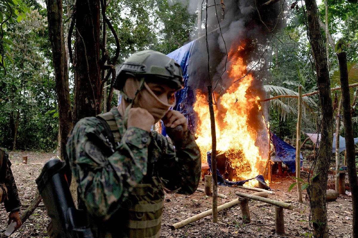 Un campamento minero ilegal es incendiado durante una operación militar en la Reserva Nacional de Tambopata, Perú.