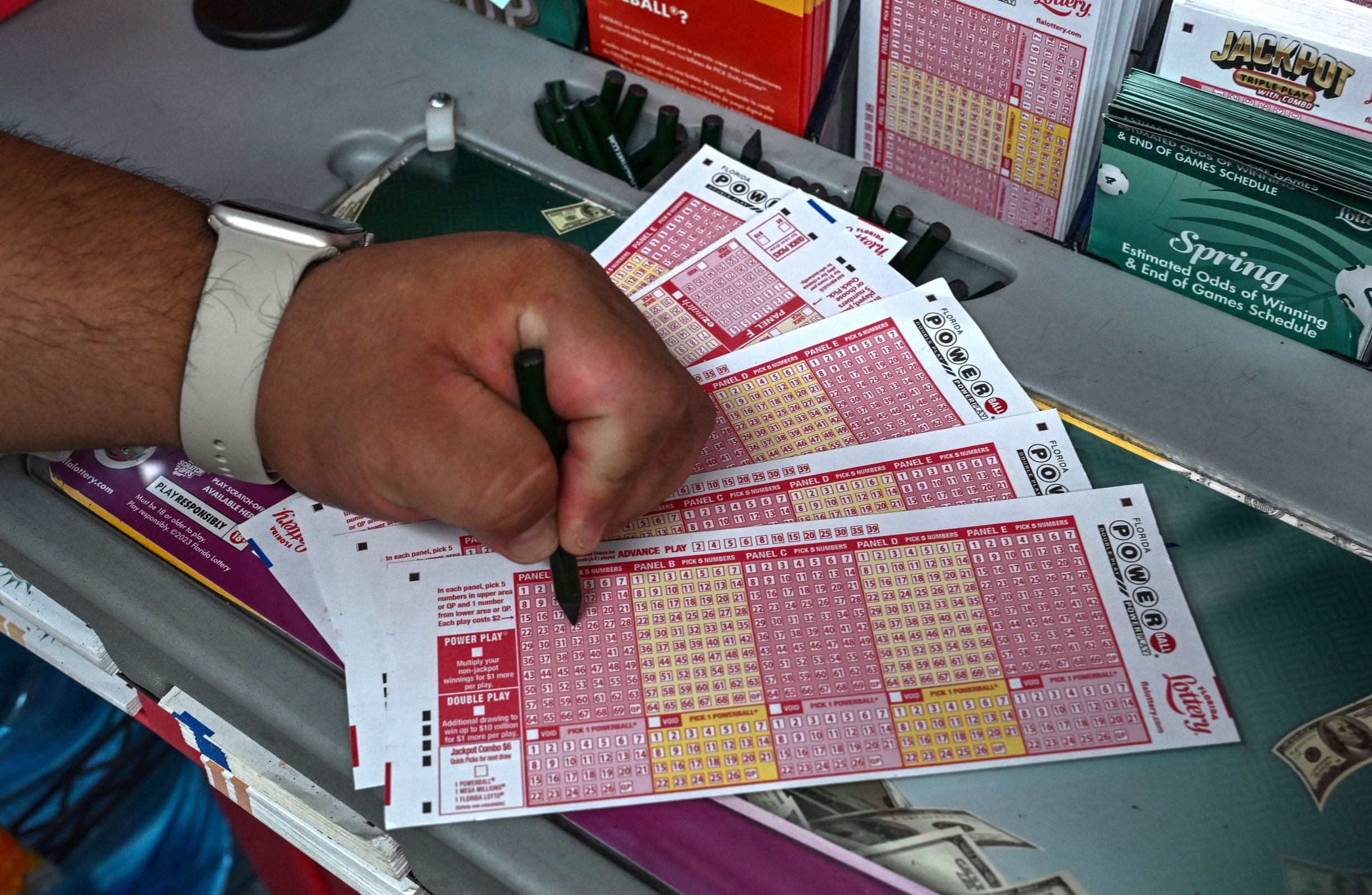 Por lo general, los participantes del Powerball pueden reclamar un premio de hasta $600 en cualquier lotería autorizada de la jurisdicción donde compraron el boleto. (Foto: GIORGIO VIERA / AFP)