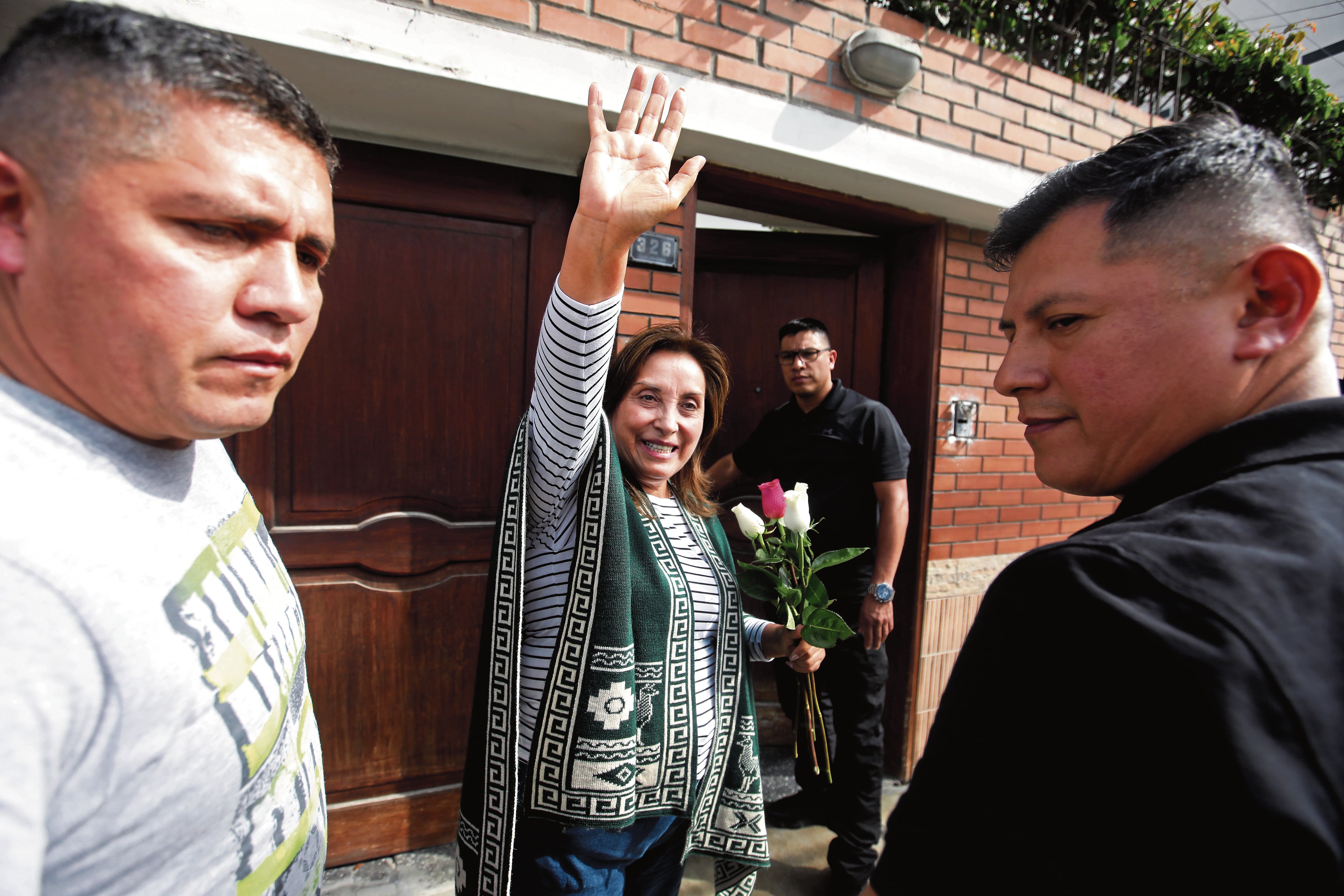 La exmandataria Dina Boluarte recibió el respaldo de sus simpatizantes, miembros del colectivo 'La Resistencia'. Foto: Violeta Ayasta/@photo.gec