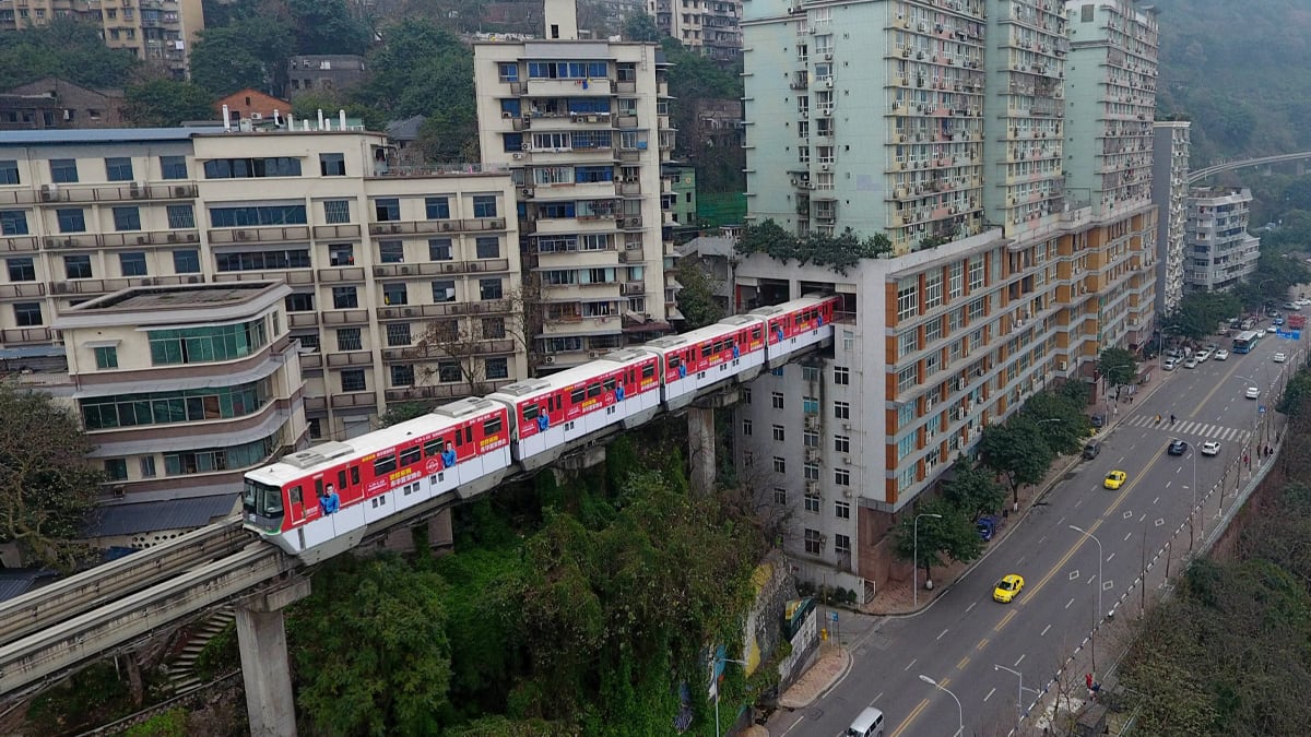 La única ciudad del mundo donde un tren atraviesa un edificio de viviendas: asì es Chongqing. El diseño de este tren ha permitido reducir el nivel del ruido para no molestar la vida cotidiana de los vecinos. | Foto: VCG