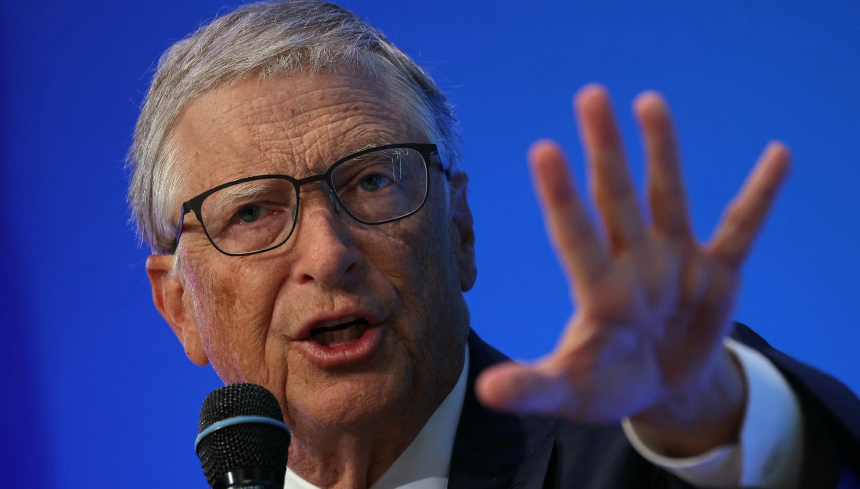 La cita del día de Bill Gates invita a no confiar demasiado en los éxitos. | Foto por THOMAS SAMSON / AFP