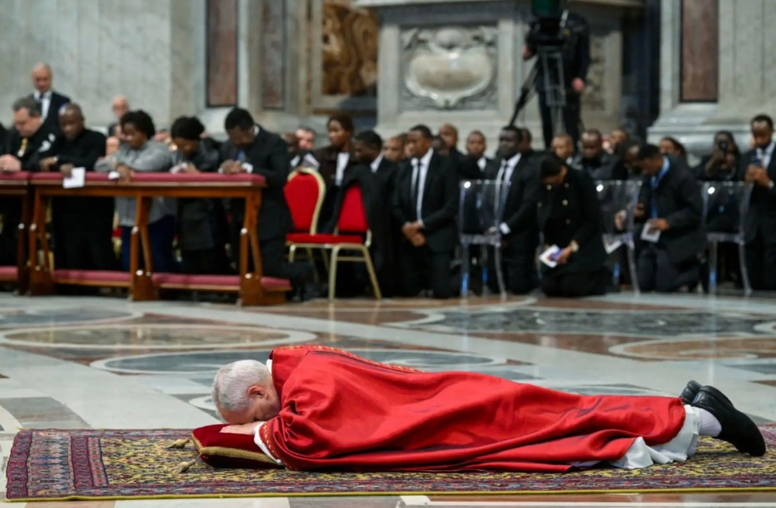 El papa León XIV se tendió en el suelo de la basílica de San Pedro. (Foto: AFP)