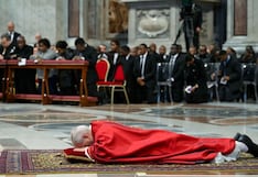 León XIV retoma rito de postración en Viernes Santo en el Vaticano