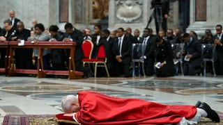 León XIV retoma rito de postración en Viernes Santo en el Vaticano