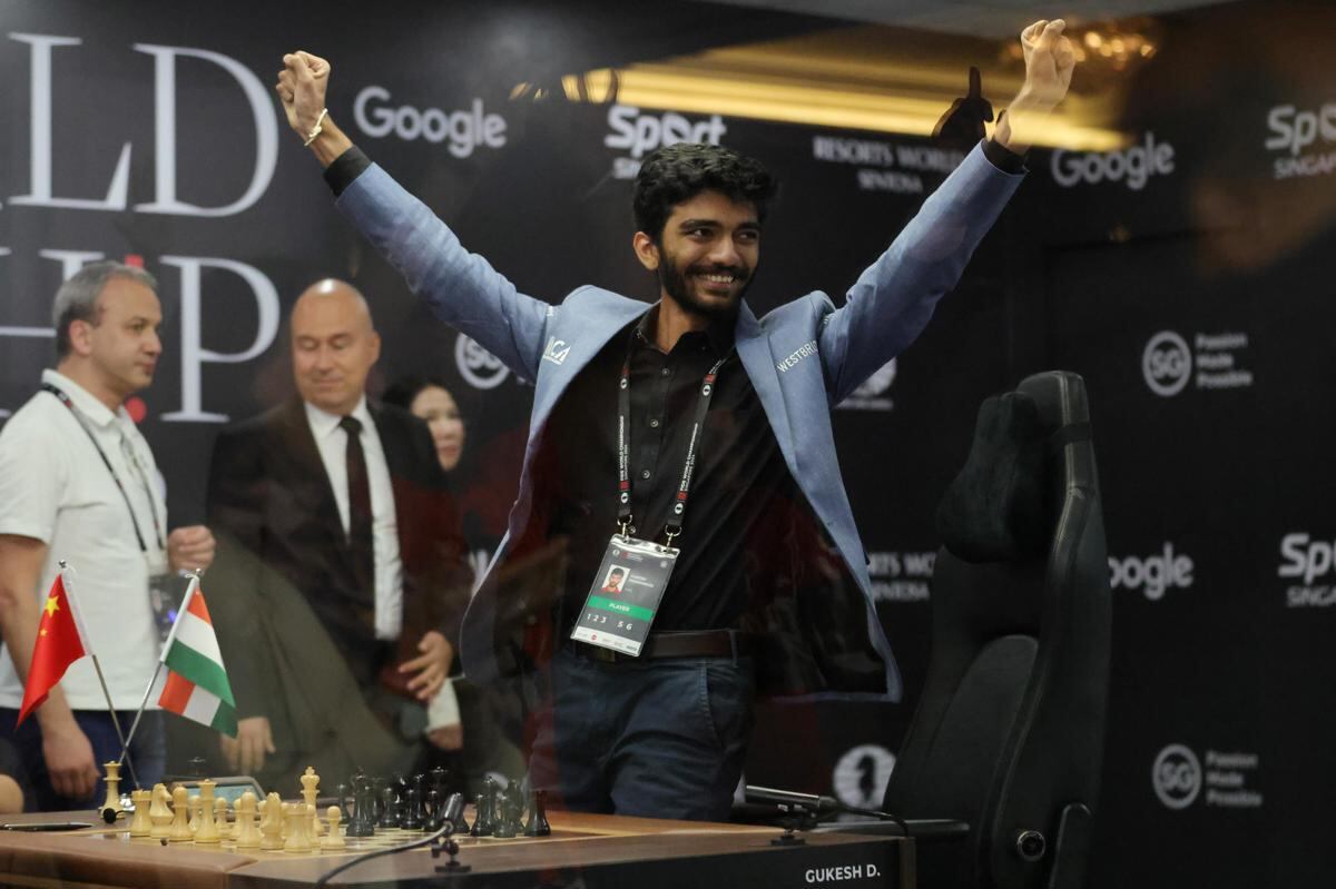 El gran maestro de ajedrez Gukesh Dommaraju de India celebra después de ganar la partida 14 contra Ding Liren (no en la foto) de China en el Campeonato Mundial de Ajedrez de la FIDE en Singapur, el 12 de diciembre de 2024. EFE/EPA/HOW HWEE YOUNG