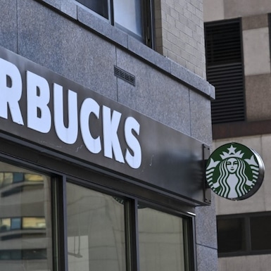 Despiden a trabajador de Starbucks de Los Ángeles que le dio a policía un vaso con mensaje ofensivo: la explicación de la compañía