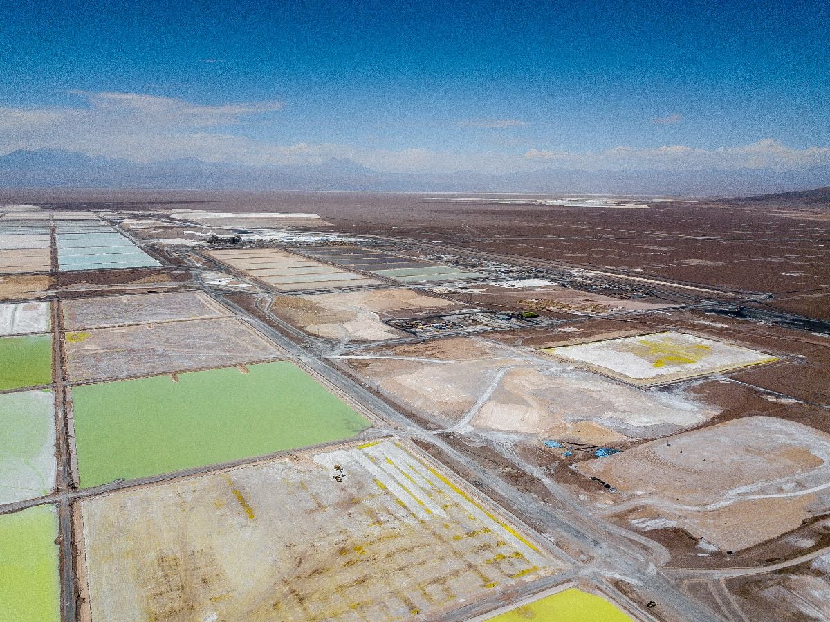 Piscinas de salmuera en una mina de litio de SQM en el salar de Atacama, en el desierto de Atacama, Chile.