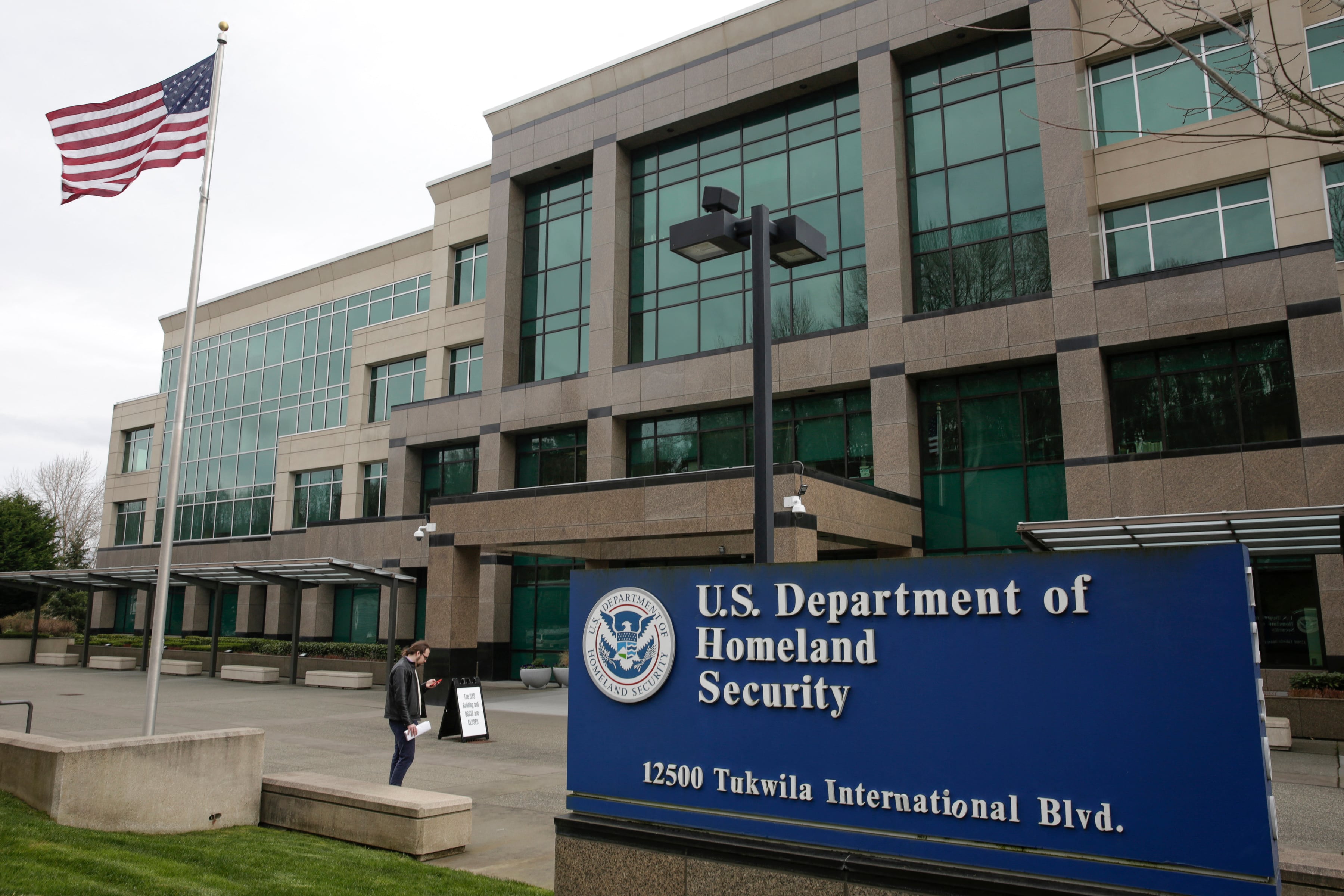 El propio USCIS reveló que esta demora se debe a una revisión más exhaustiva de las solicitudes presentadas. (Crédito: Jason Redmond / AFP)