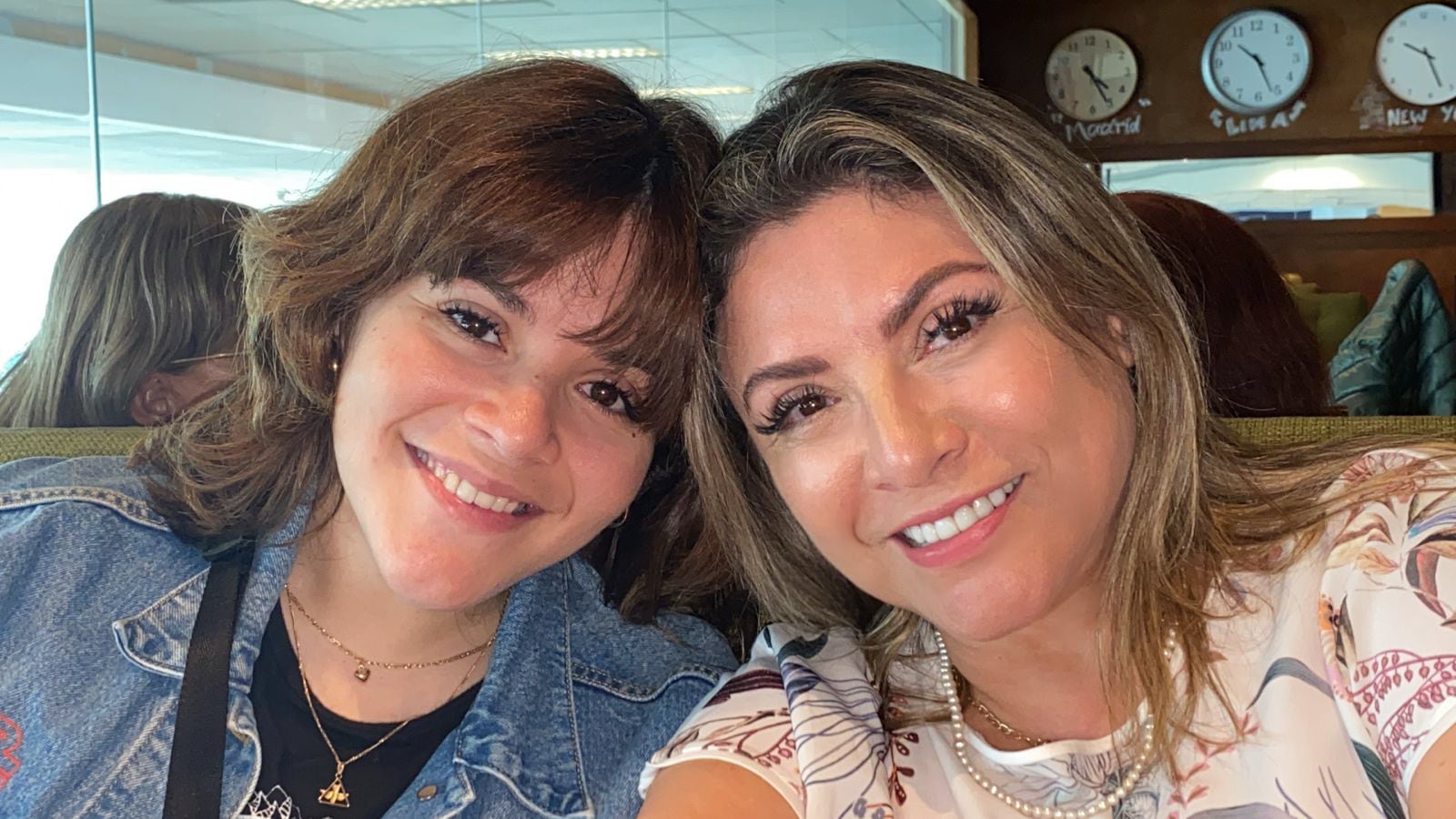 Olga Horna, CEO de Universidad Norbert Wiener, junto a su hija por el Día de la Madre.