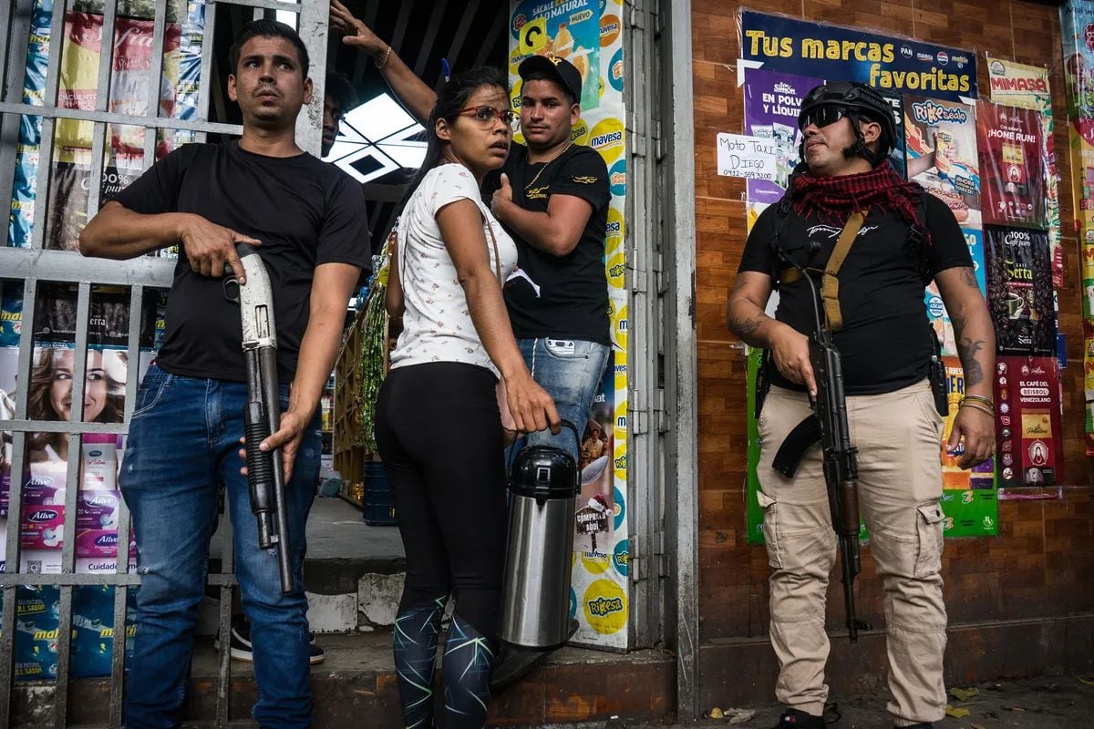 Integrantes de grupos sociales armados en un mercado de Caracas el 4 de enero. Foto: Boris Vergara/Anadolu/Getty Images