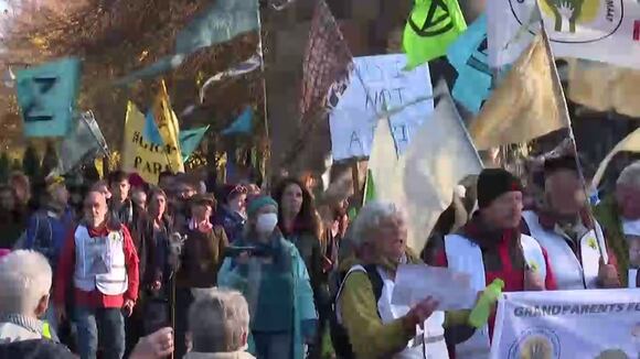 Cientos de defensores del clima se reúnen en Glasgow la víspera de la COP26