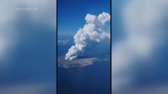 Increíbles imágenes de un volcán en erupción en Filipinas