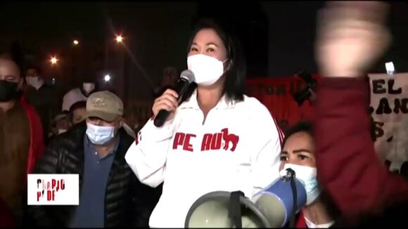Keiko Fujimori se dirige a sus simpatizantes