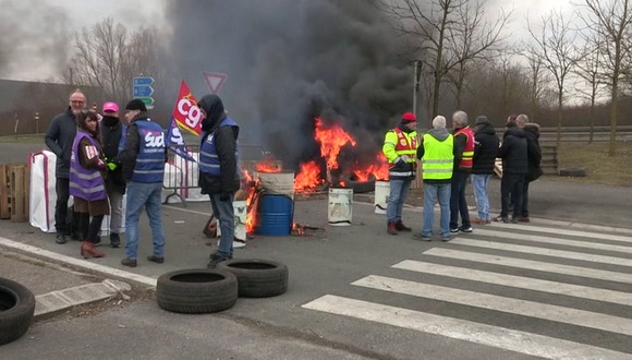 Sindicatos franceses intensifican su protesta contra reforma de pensiones