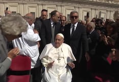El papa Francisco sorprende a fieles en la plaza de San Pedro tras ligera mejora en su salud