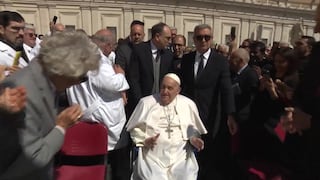 El papa Francisco sorprende a fieles en la plaza de San Pedro tras ligera mejora en su salud