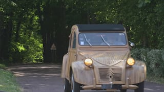 Citroen 2CV de madera bate récords en subasta en Francia