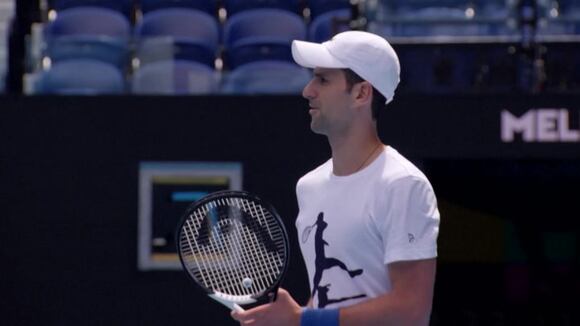 Novak Djokovic entrena en sede de Open de Australia tras victoria legal