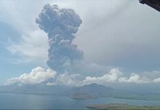 Nueva erupción volcánica en Indonesia lanza una enorme columna de ceniza al cielo