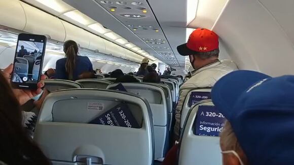 Policía interviene a joven por falsa alarma de bomba en avión