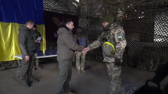 Zelenski visita tropas de Ucrania