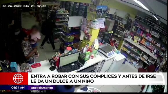 Ladrón regala dulce a menor en pleno asalto