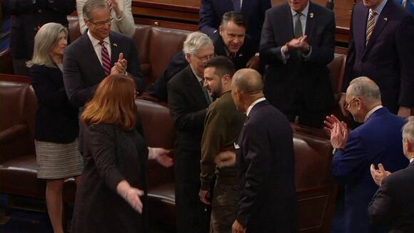 Zelenski dice que ayuda de EEUU no es "caridad" en su visita triunfal a Washington