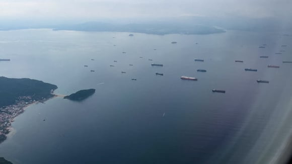 Vista aérea de decenas de buques que esperan cruzar el Canal de Panamá.