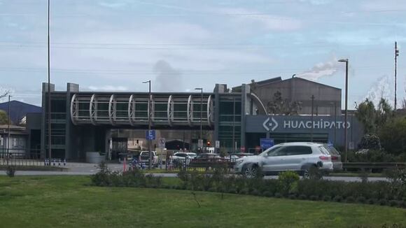 Cierre de la mayor siderúrgica de Chile enluta a generaciones de acereros del sur