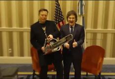Javier Milei le obsequia a Elon Musk una motosierra en su encuentro en el foro conservador CPAC