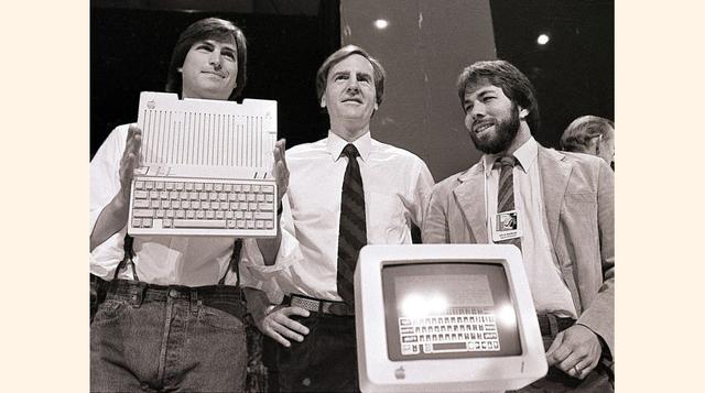 FOTO 1 | Abril de 1976: Jobs, Wozniak y Ronald Wayne crean Apple Computer para vender una computadora homónima construida por Wozniak. La compañía es constituida el año siguiente.