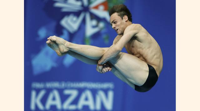 El británico Thomas Daley salta la plataforma de 10 metros durante la semi final masculina de esta competencia en el Campeonato Mundial de Natación en Kazan, Rusia. (Foto: Reuters/Stefan Wermuth).