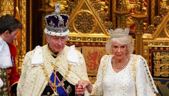 El rey Carlos III acudió desde el palacio de Buckingham al Parlamento en una carroza tirada por seis caballos blancos, junto con la reina Camila, que llevaba el abrigo blanco de su coronación. (Foto: difusión)