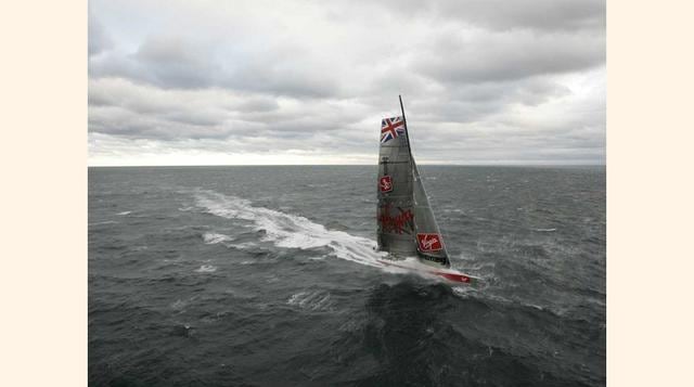 En el 2008, intentó romper el réecord de navegación transatlántico. Se vio forzado a abandonar la empresa en el Triángulo de Las Bermudas debido al mal clima. (Foto: Business Insider)