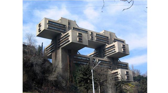 Este edificio en Georgia era la sede del Ministerio de Carreteras y casi parece que ha sido Photoshopped. Ahora está ocupado por un banco comercial.