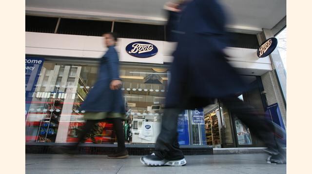Boots (R.U.) está finalizando su venta al gigante farmacéutico Walgreens de EE.UU., que en el 2012 pagó US$ 6,700 millones por el 45% de la cadena de farmacias. La marca está valorizada en US$ 3,376 millones. (Foto: Bloomberg)