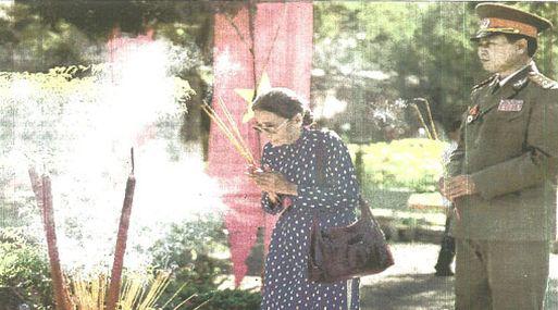 Como parte de las ceremonias por el 20 aniversario del fin de la guerra de Vietnam, familiares de los caídos en el conflicto visitan los cementerios de la ciudad de Ho Chi Minh. (foto AFP).