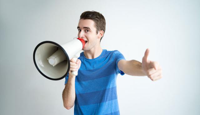 FOTO 4 | Modula tu voz. El ser humano es extremadamente perceptible. Imagina lo nefasto que es ser atendido por un agente telefónico que te habla golpeado. O lo difícil que es entender cuando alguien habla tan rápido que parece que le cobran los segundos. La voz es muy poderosa, y ser capaces de controlar el tono, la velocidad y los espacios entre palabras puede ser la diferencia para consolidar una venta. Si vas a platicar sobre una experiencia emocionante utiliza un tono agudo con un volumen alto. Si se trata de crear empatía a través de un tema serio, lo mejor será usar un tono más grave a una velocidad no tan rápida. Los mejores oradores son expertos en la modulación de su voz, y si tú quieres ser el mejor vendedor tendrás que aprender de ellos. (Foto: Freepik)
