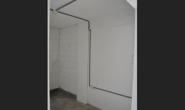 La casa modelo costó aproximadamente S/ 73,000, teniendo en cuenta una cimentación compleja debido a un desnivel del terreno. En un terreno plano con suelo bueno el monto puede reducirse a S/ 68,000  aproximadamente.