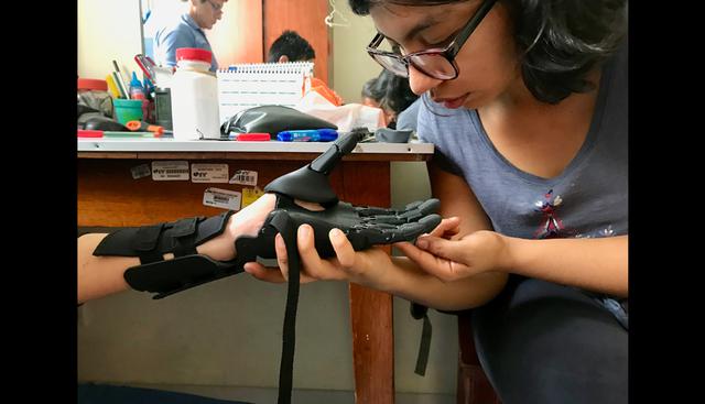 FOTO 2 | "Dando una Mano" : Prótesis 3D de bajo costo. Existen más 2.4 millones de personas con amputación de miembro superior en países en desarrollo. Perú, enfrenta más de 12,600 casos; sin embargo, muchos pacientes no pueden acceder a prótesis debido a la oferta limitada y alto costo, este proyecto realizado por investigadores PUCP es una buena opción.