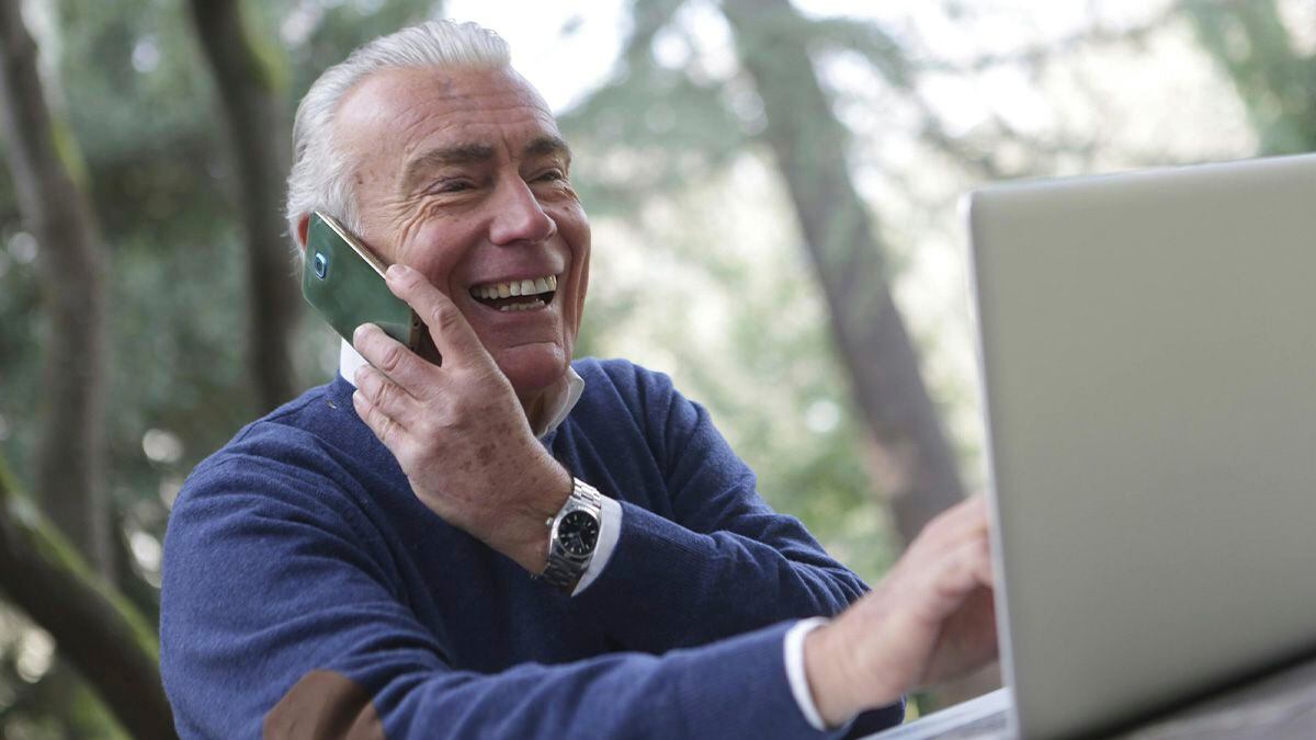 Si eres el cónyuge con los ingresos más bajos de tu familia, quizá te interese solicitar tus beneficios en el momento que llegues a la plena edad de jubilación (Foto: Pexels)