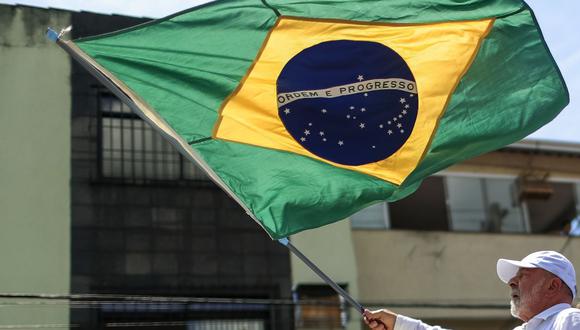 Luiz Inacio Lula da Silva ondea una bandera brasileña durante un mitin en Sao Gonçalo, en la Región Metropolitana, el 20 de octubre de 2022 en Sao Goncalo, Brasil. (Foto de Buda Mendes/Getty Images)