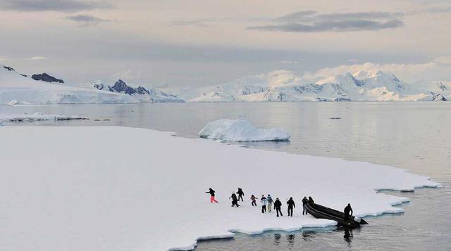 Más allá de la Antártida: Al terminar la temporada, para sus próximas excursiones charter, el M/Y Legend pondrá proa hacia el norte, para visitar a los osos polares en Spitsbergen, Noruega, y echar anclas en la costa de Groenlandia para una épica misión d