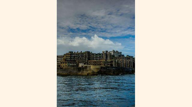 FOTO 5 | Gunkanjima - Japón,  esta misteriosa isla la vida creció en vertical gracias a la explotación del carbón. Pero una vez se acabó el mineral todos abandonaron el lugar dejando sus hogares y parte de sus pertenencias.