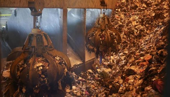 Una máquina atrapa desechos para su incineración en una planta de reciclaje de residuos al sur de Londres |  © Daniel Leal / AFP/Archivos