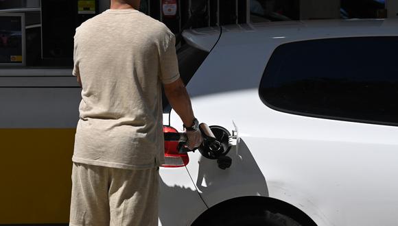 Los precios de la gasolina treparon con fuerza en agosto, alcanzando un máximo de US$ 3,984 por galón en la tercera semana del mes. (Photo by JOHN THYS / AFP)