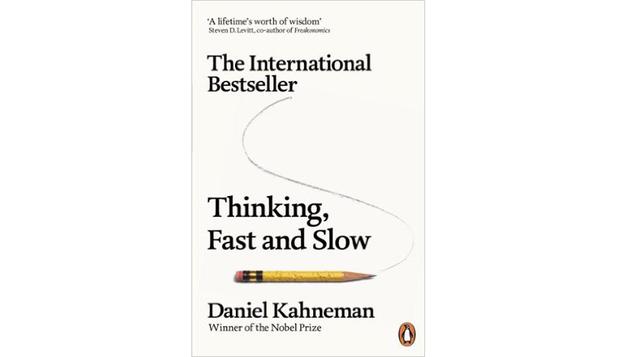 "Pensar rápido, pensar despacio" de Daniel Kahneman. "Pensar rápido, pensar despacio" examina dos sistemas que controlan nuestra forma de pensar y proporciona consejos sabios para tomar las mejores decisiones en el trabajo y demás aspe