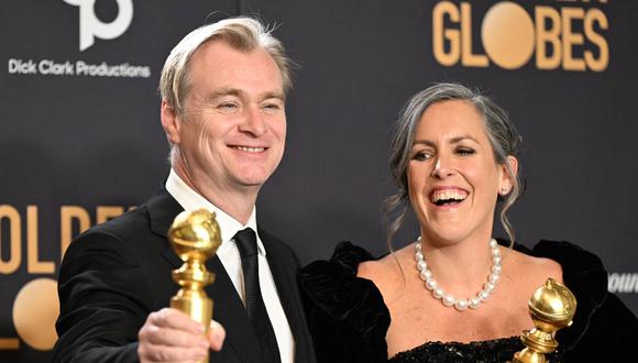 Christopher Nolan, director de "Oppenheimer", celebra el triunfo de su cinta que ganó en cinco categorías de los Globos de Oro 2024. (Foto: AFP)